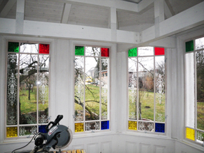 Pavillon Bau: Die fertig verglasten Fenster im Pavillon